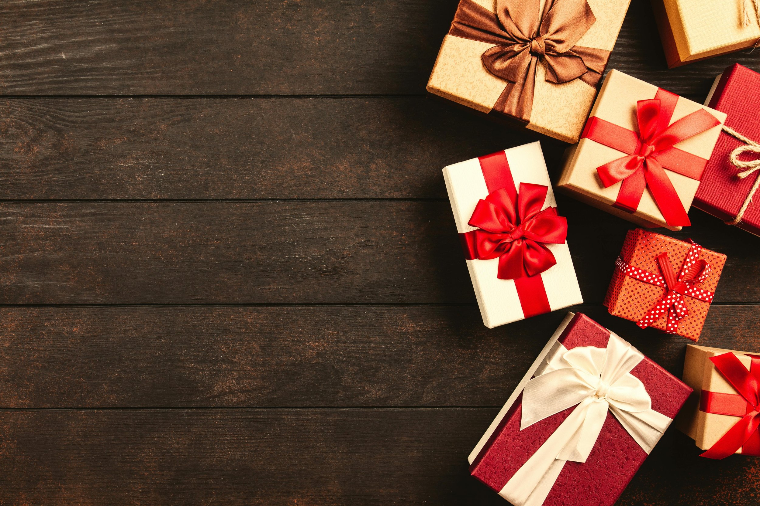 Ingepakte cadeautjes op een houten tafel