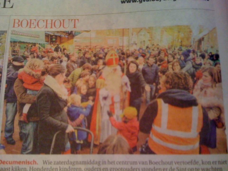 Krantenartikel over het bezoek van Sinterklaas aan Boechout, omringd door tientallen kinderen en ouders