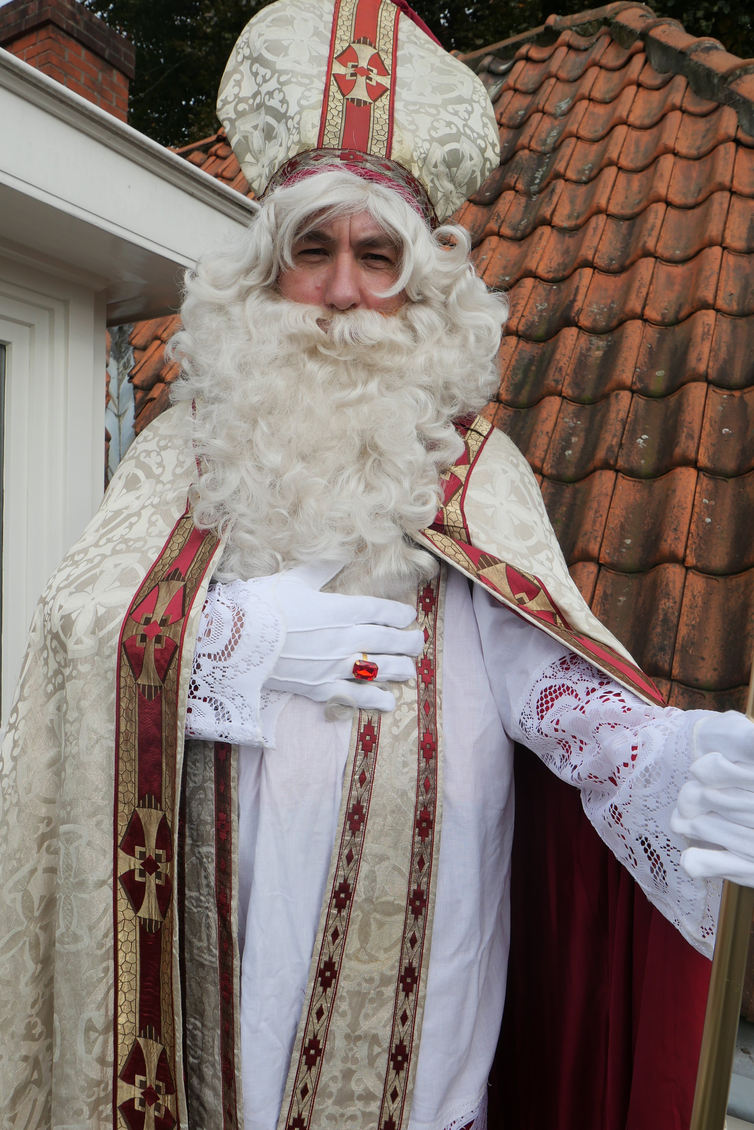 Portret van Sinterklaas in kostuum, klaar voor een bezoek